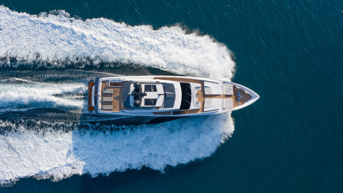 Custom Line Saetta 106'