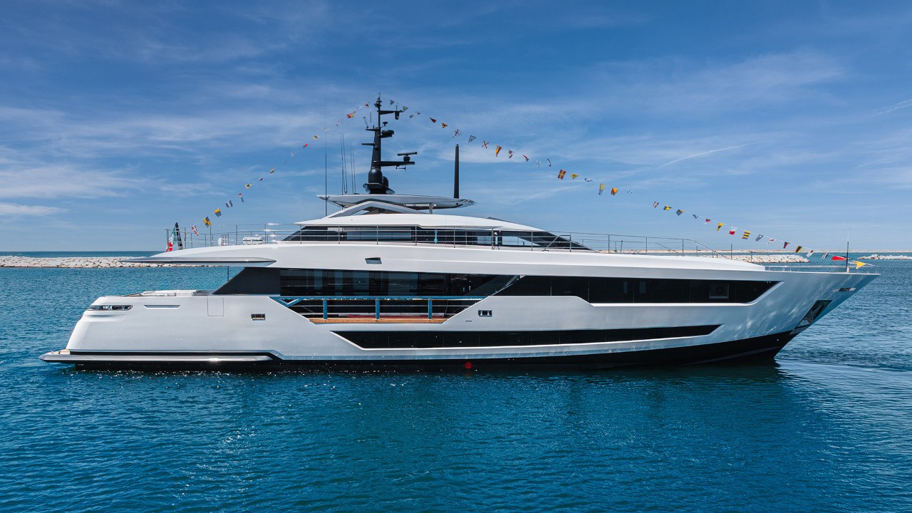 Custom Line Saetta 120'